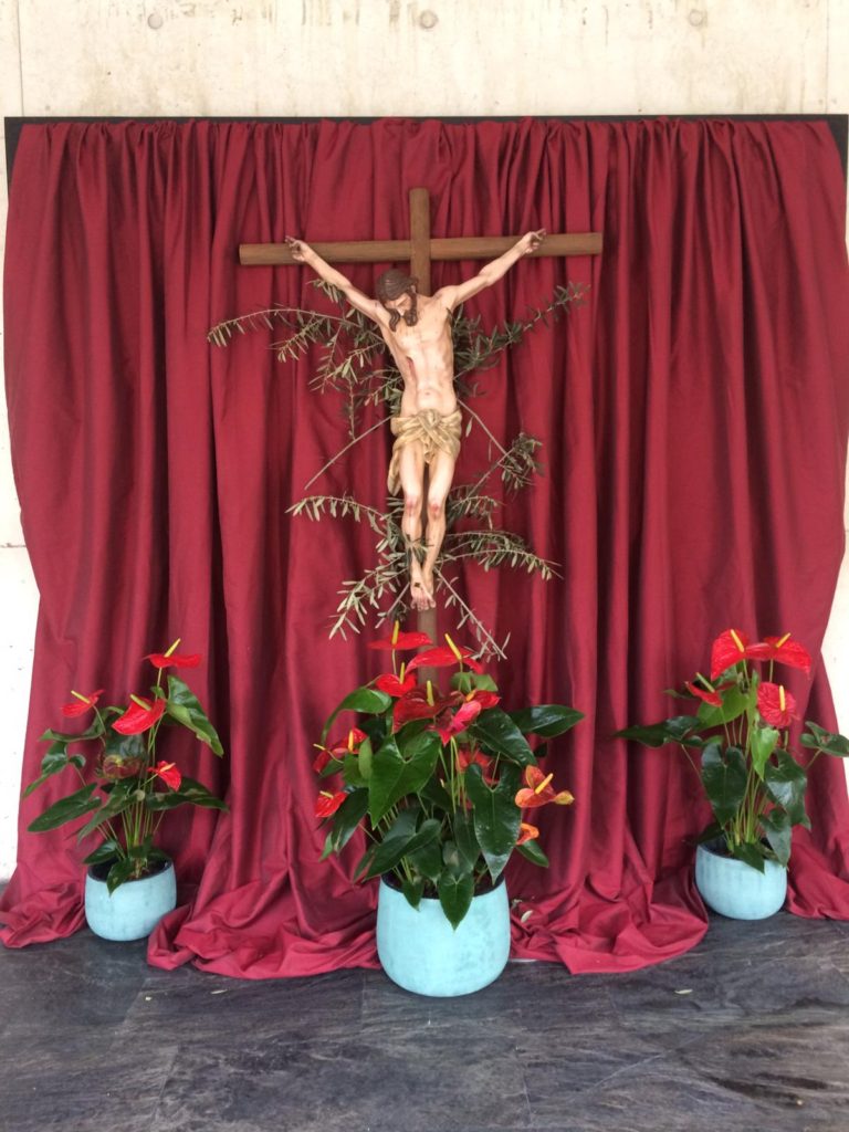 La foto es el Cristo de la sacristía en la puerta del templo